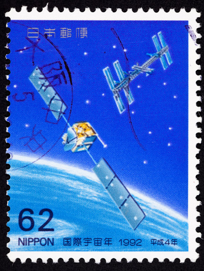 日本邮票卫星太阳能电池板绕地球空间站