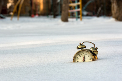 手表是在纯白的雪地里运来的