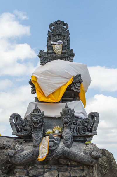 龙目岛Pura Batu Bolong寺的雕像