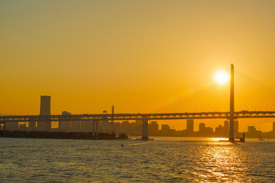 横滨海湾大桥和日落的图像