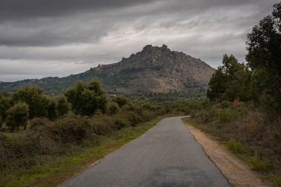 狭窄的道路在一个多云的日子与风景风景山孟山都，在葡萄牙
