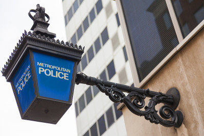 英国伦敦警察局外传统的英国大都会警灯标志