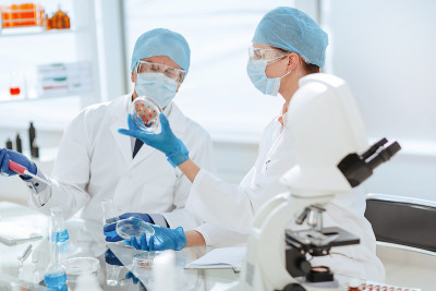 科学家们在实验室里讨论他们的研究