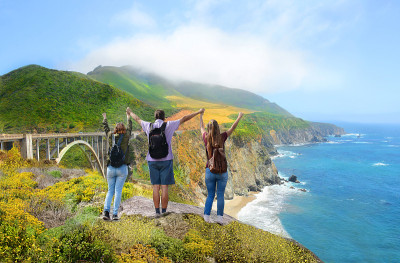一家人在徒步旅行，欣赏美丽的夏日山景