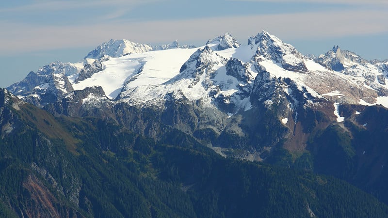 崎岖的雪山