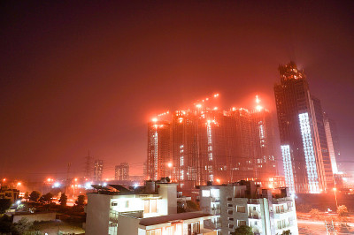 夜景拍摄的古尔加翁在建摩天大楼