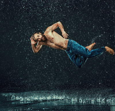 水中的霹雳舞男
