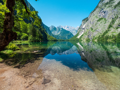 在贝希特斯加登的欧伯湖，一个阳光明媚的夏日