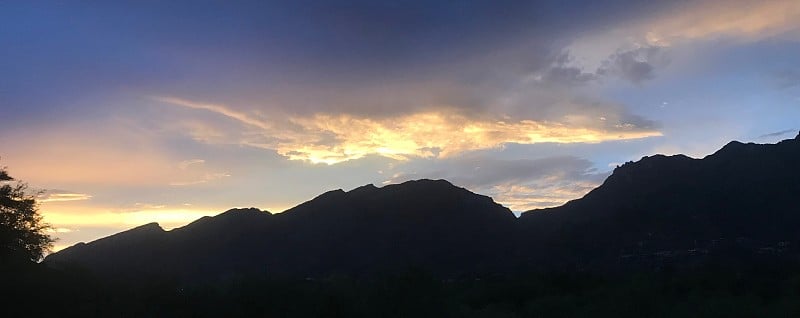 夕阳中的群山