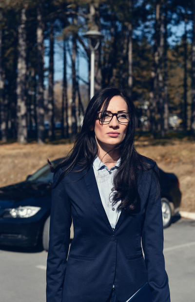 女性汽车经销商停车