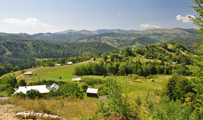 村庄在山