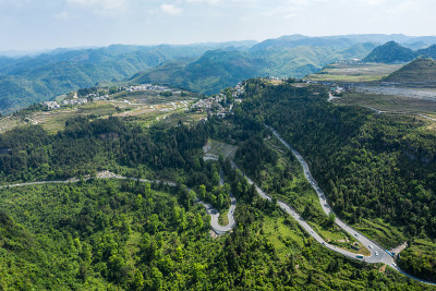 中国贵州山顶上的山路和农田的鸟瞰图