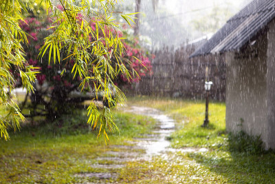 暴雨和洪水在度假的村庄