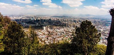 智利的圣地亚哥从Cerro San Cristobal山，从中心俯瞰整个城市，在圣地亚哥天际线有惊人