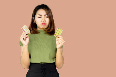 亚洲妇女困惑和犹豫选择避孕药