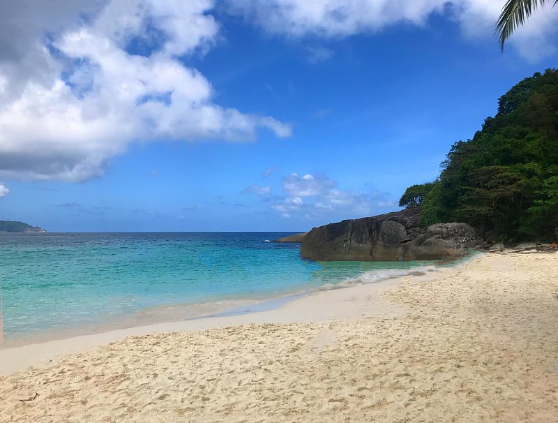 大海，阳光和天空在美丽的海滩泰国，斯米兰群岛