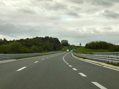 高速公路上的戏剧性天空