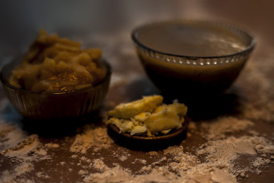 特写印度古吉拉特的流行菜Atte ka sheera或Halwa-Karah parshad在一个玻