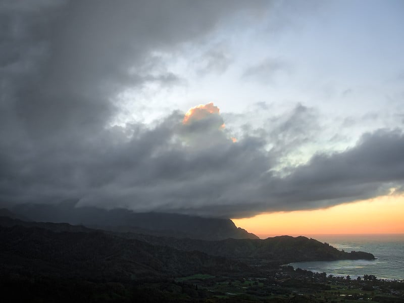 考艾岛哈纳莱伊冬日的暴风雨日落