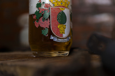 传统的德国啤酒杯，银盖子