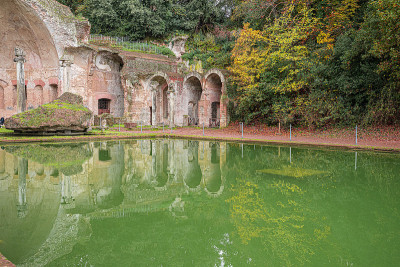 古水池被称为Canopus，在Villa Adriana(哈德良的别墅)被希腊雕塑包围，在Tivol
