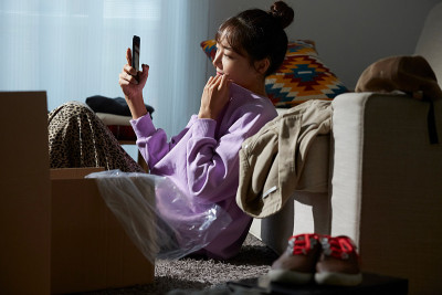 一个年轻的亚洲女人喜欢网上购物