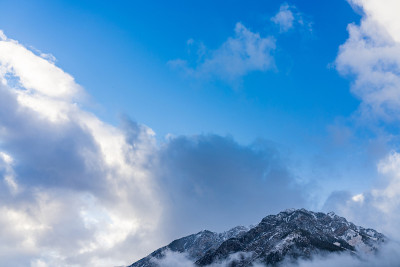 雪山山峰被云包围