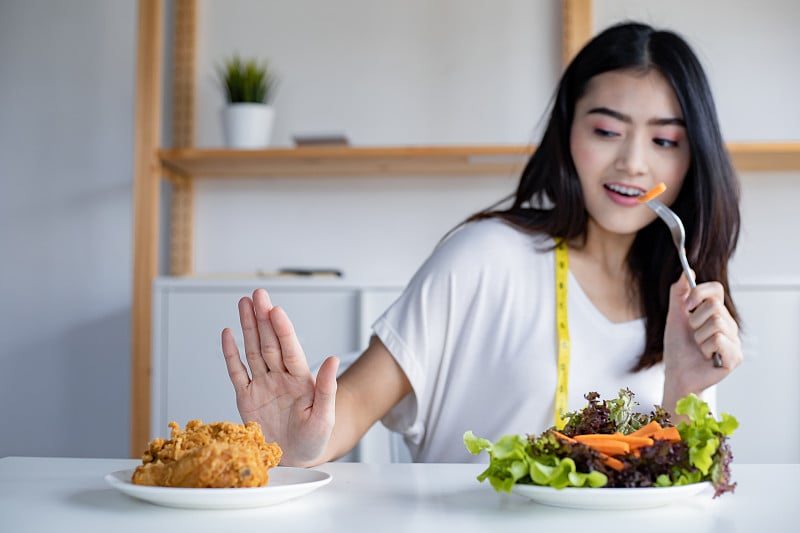 妇女节食为良好的健康观念。