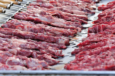 生羊肉烤肉串