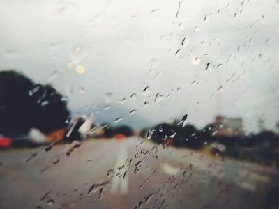 路上下着雨。