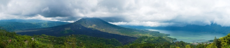在巴厘岛的巴图尔湖和火山的全景，印度尼西亚