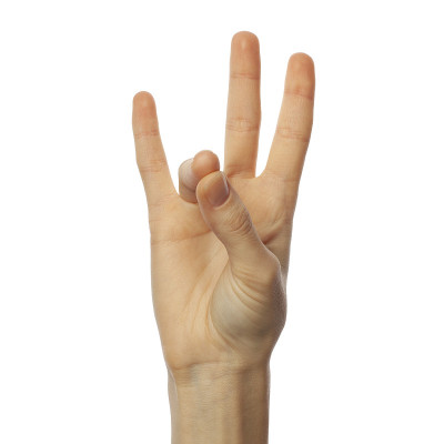 用手指在白色背景上拼写数字7。美式手语概念