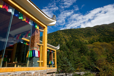 带有山景的木制建筑