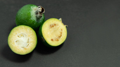 Feijoa水果在黑色的背景。热带成熟的feijoa水果。