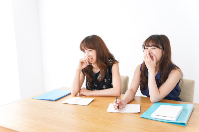 年轻女性在课堂上