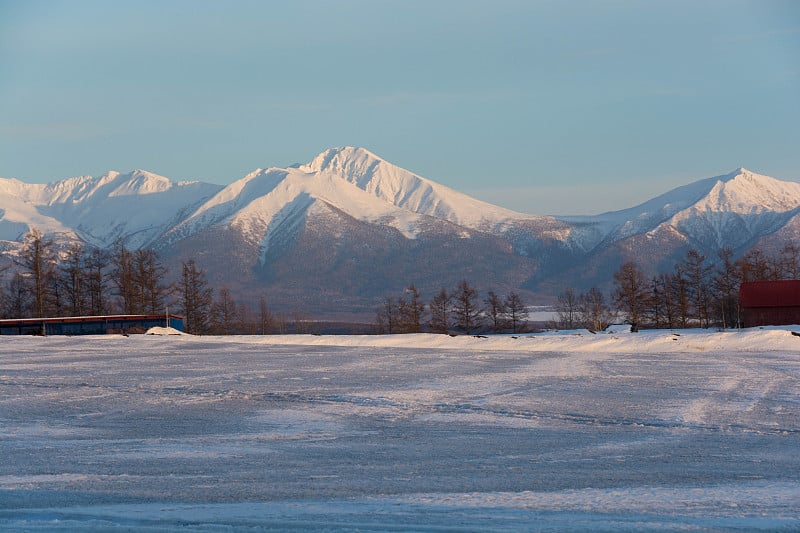 夕阳中的雪山