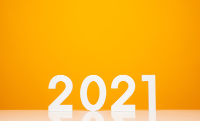 新年快乐2021白色桌子和黄色背景颜色的模型。庆祝新年主题概念。