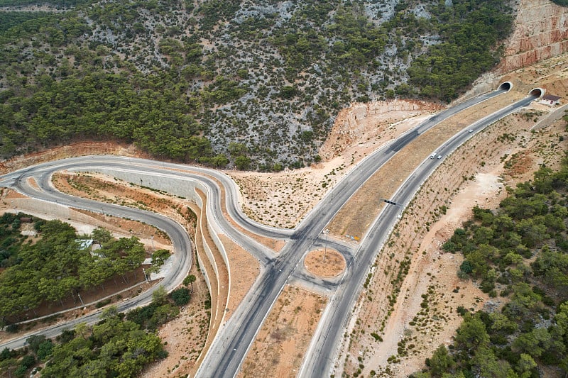 设有环岛、发夹弯、挡土墙和隧道的公路交汇处