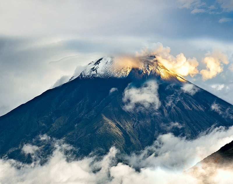 南美厄瓜多尔通古拉瓦火山喷发