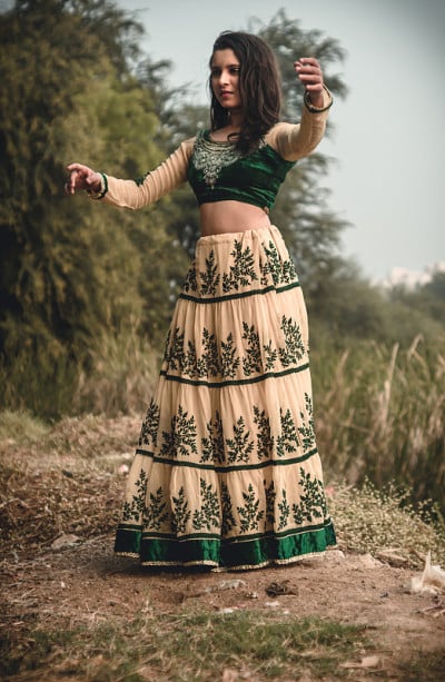 美丽的印度女孩在传统印度服装lehenga choli