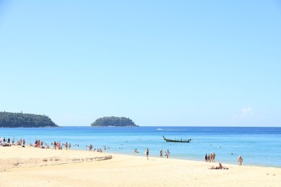 泰国普吉岛卡伦海滩的清晨场景