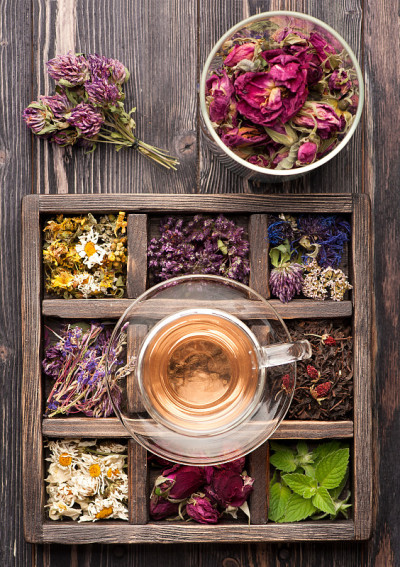 干香草和鲜花在古董盒和草药茶