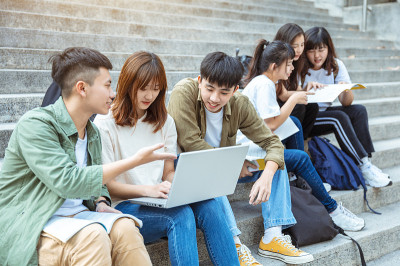 一群学生在校园的楼梯上学习