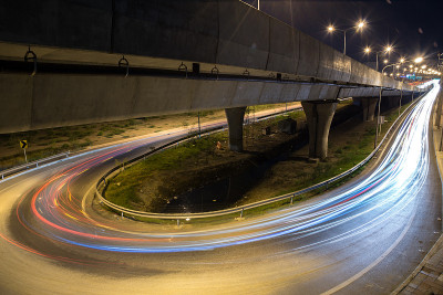 夜间的街道高速公路