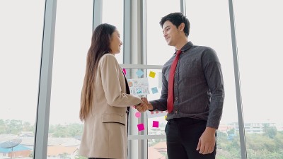 商务人士在公司办公室里握手
