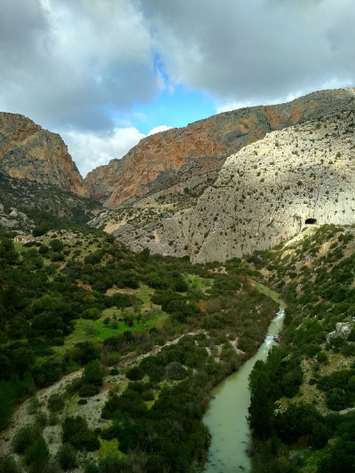 世界上最危险的小径之一“国王之路”(El Caminito del Rey)的广角人行道于2015年
