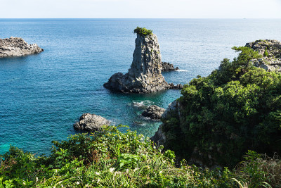 韩国济州岛西浦海中的岩石Oedolgae
