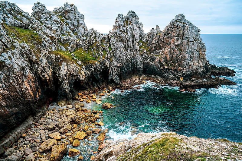 美丽而多岩石的法国海岸，岩石之间的海湾，蓝绿色的海洋。海洋景观。