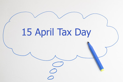 在透明擦板上手写4月15日报税日。