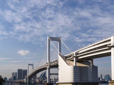 日本东京湾彩虹桥特写。彩虹桥是连接东京“芝浦区”和“台场区”的吊桥。